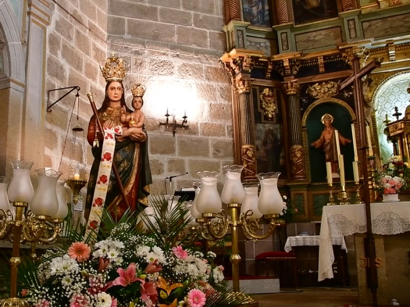 Es tradición que el día 1 de mayo se celebre en el pueblo de Torralba de Oropesa (Toledo) la bonita romería de la Virgen de Aravalles. Durante 4 km la imagen es trasladada a pie desde la iglesia del pueblo hasta la ermita, ubicada en un bello entorno natural. Aquí se celebra una misa y una comida popular. Por la tarde-noche, se realiza una llamativa procesión por las calles del pueblo. Romería Virgen de Aravalles - Torralba de Oropesa